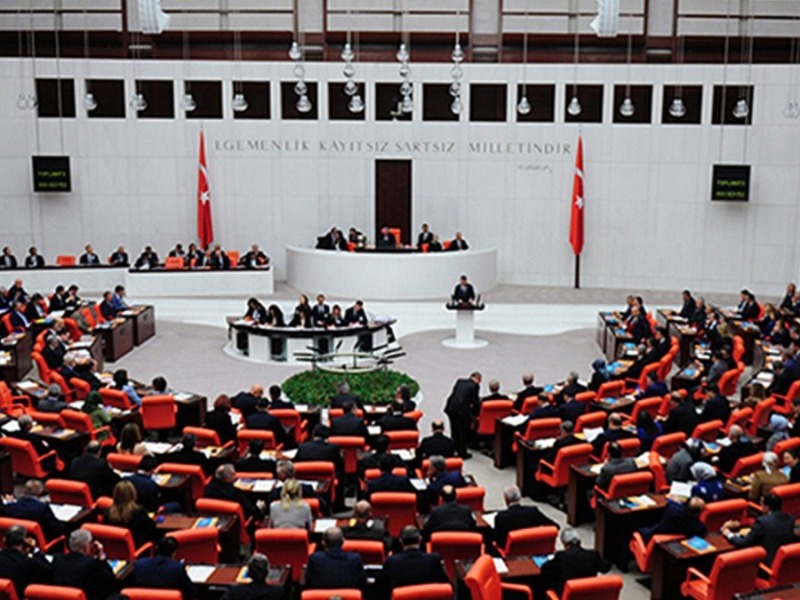 TBMM'de hangi partinin kaç milletvekili var?
